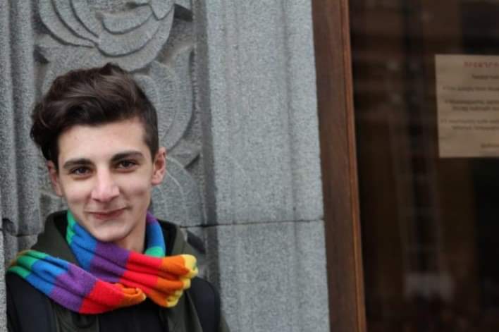 Ermənistanda biabırçılıq:Əsgərliyə çağrılan gənc gey çıxdı,komissar otaqda görün onun başına nə oyun açdı