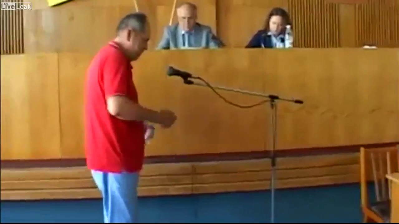 Dəhşətli görüntü: Özünü məmurların gözü qarşısında iclasda yandırdı