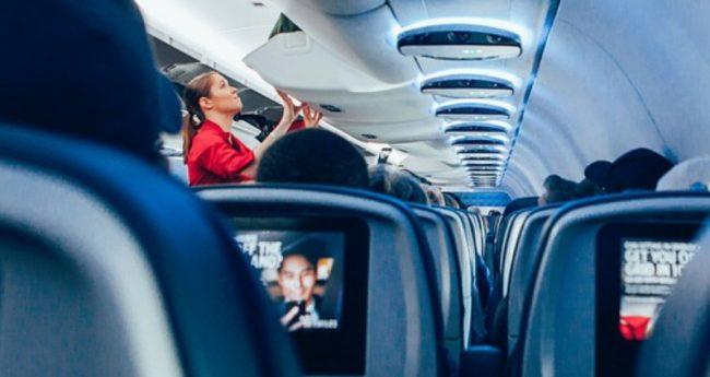 Azərbaycanlı müğənni təyyarədə stüardessa ilə cinsi əlaqədə oldu - ŞOK OLAY