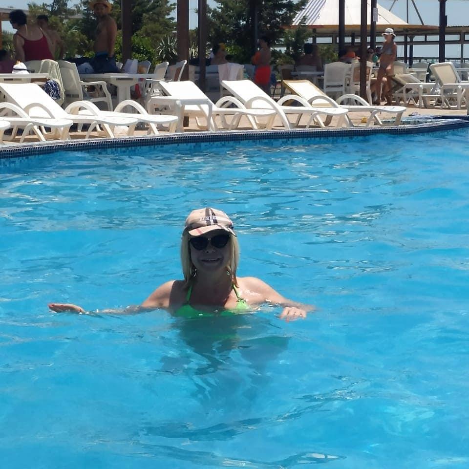 \\\"Elit star\\\" Cəmilənin hovuzda  gənc oğlanla