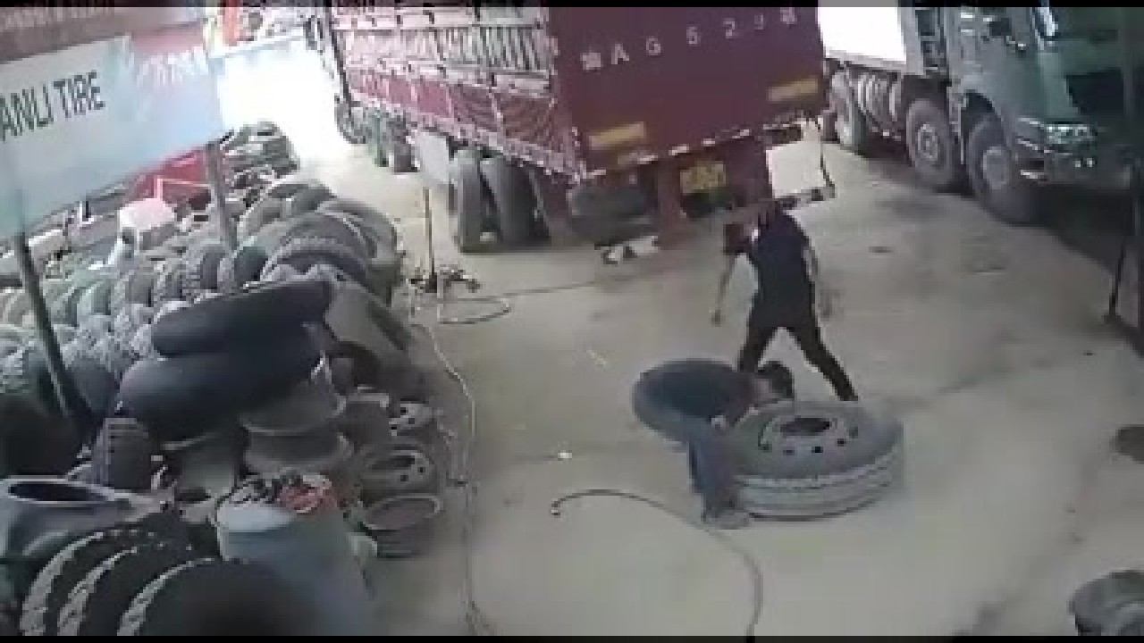 Dəhşətli görüntü: Partlayan təkər ustanı yerə belə çırpdı