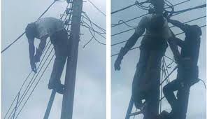 Dəhşətli görüntü: Əlini elektrik dirəyinə vurdu külə döndü