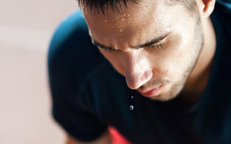 Çox tərləyən adamlarda bu xəstəliklər var - DİQQƏT!