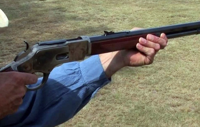 Şəmkirdə qardaş qardaşı güllələyib