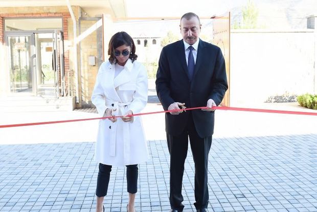 İlham Əliyev və birinci xanım məcburi köçkünlər üçün salınan yaşayış kompleksinin açılışında
