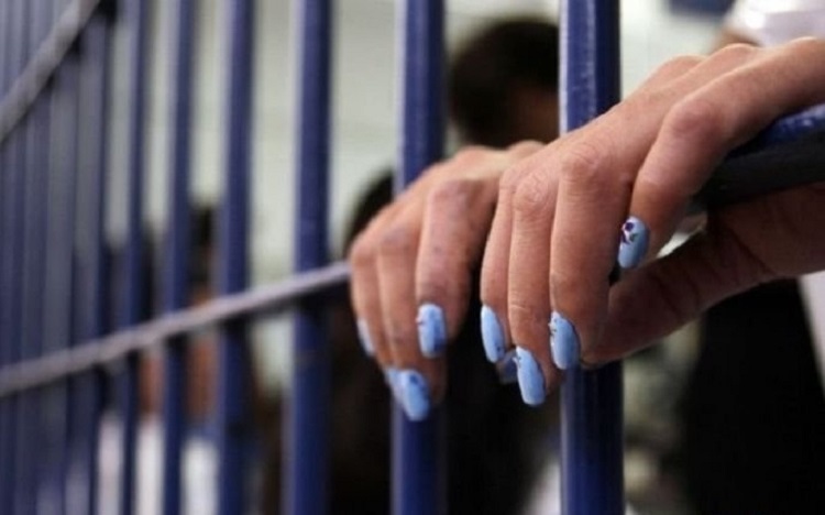 Bakıda ana həbsdə olan oğluna heroin keçirərkən tutulub