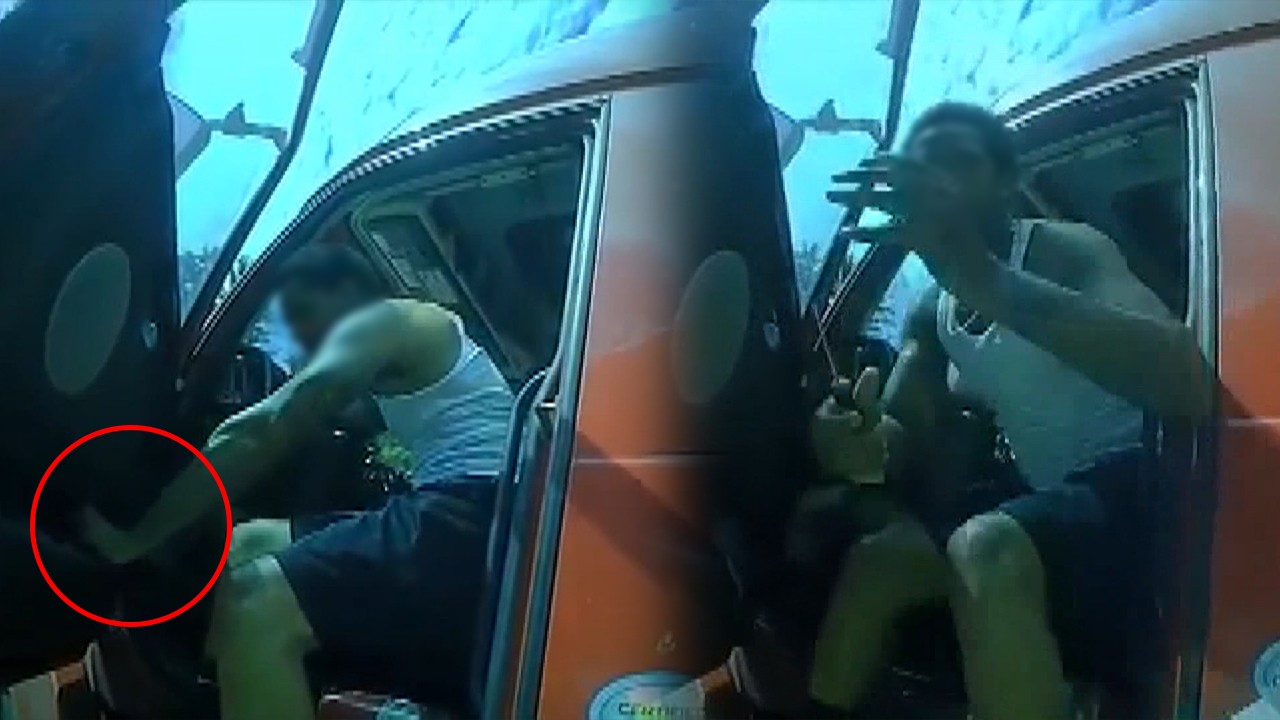 Dəhşətli kadrlar: Sürücü ona cərimə yazan polisin boynuna dəmiri soxdu