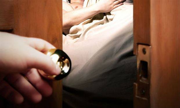 Azərbaycanda biabırçı hadisə - Gecə evə qayıdan ər arvadını başqa kişi ilə tutdu