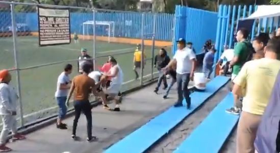 Futbolda kütləvi dava düşdü:Oyun dayandı