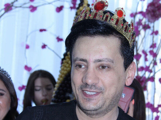 Sərxan gəlin tacını taxıb, obyektiv qarşısına keçdi