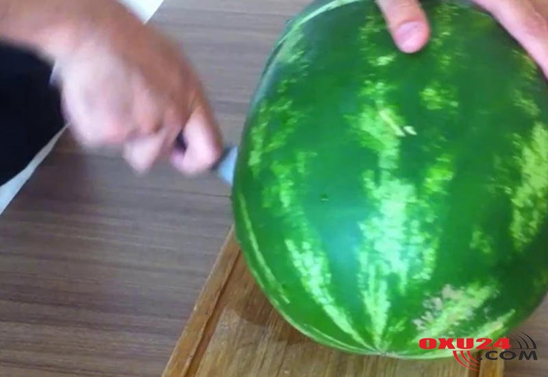 Qarpız kəsəndə bıçaq qarnına batdı