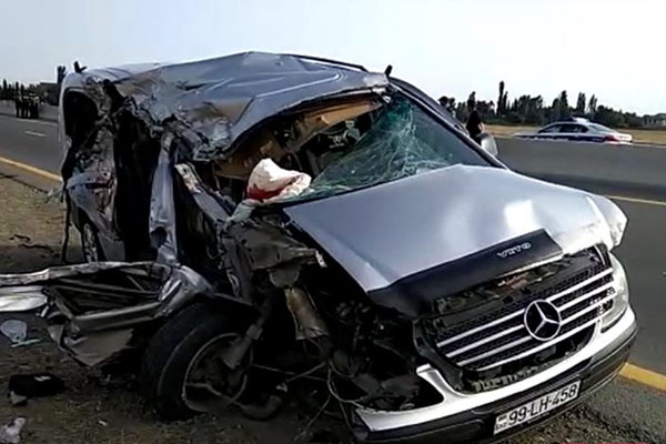 8 nəfərin öldüyü qəza barədə dəhşətli fakt: ailə üzvləri yolda maşından düşüb (VİDEO)