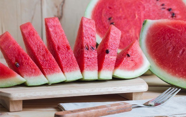 Biləsuvarda qadın qarpızdan zəhərlənib öldü