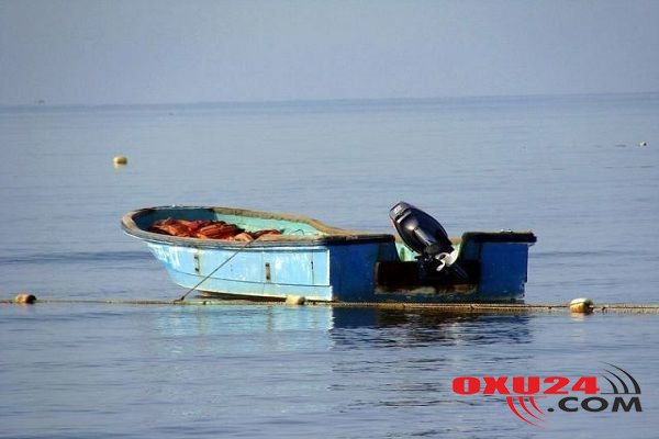 Güclü külək balıqçıların qayığını aşırdı, adada qaldılar