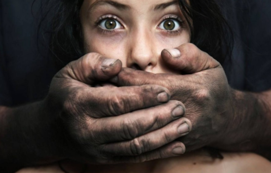 BAKIDA QORXUNC HADİSƏ: Azyaşlı qıza bıçaqla hücum etdi