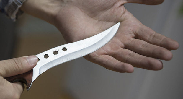 Bakıda DƏHŞƏT: Öz boğazını kəsdi, xırıltısına arvadı gəldi