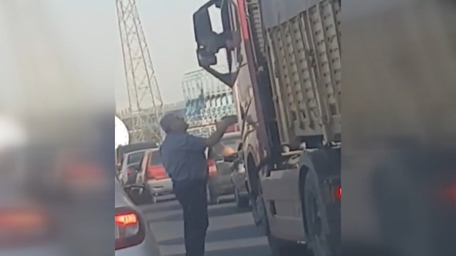 Dəhşətli anlar: TIR şoferi maşını adamın üstünə sürdü