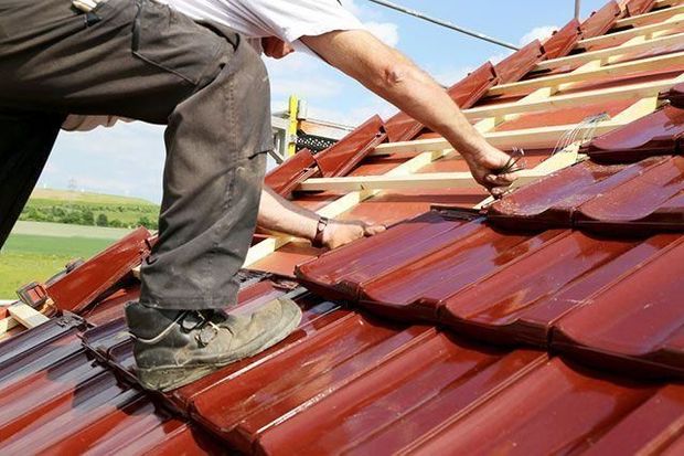 Gəncədə damdan yıxılan fəhlə öldü