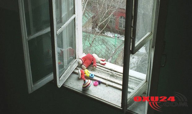 Anası bir yaşlı körpəni üçüncü mərtəbədən yerə saldı