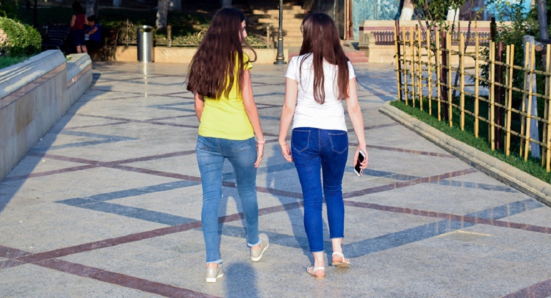 Polis Bakıda kafedə işləyən iki yeniyetmə qızı axtarır