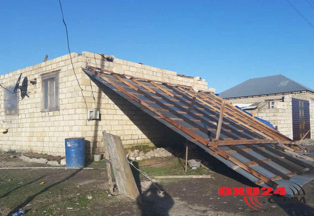 Daha bir külək qurbanı: Binədə darvaza kişinin başına aşdı