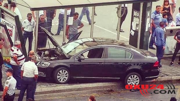 “Gənclik”də qəza: yoldan səkiyə çıxan avtomobil nişanlı gəncləri yaraladı - FOTO