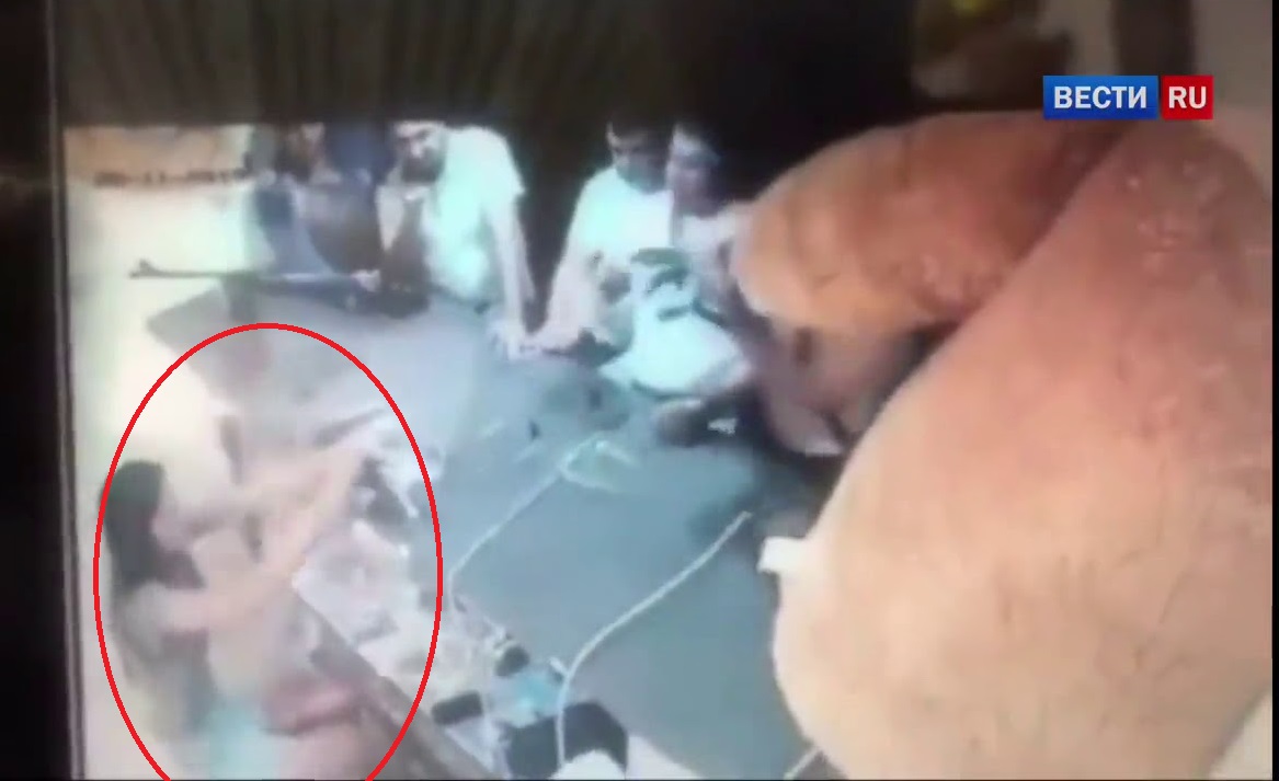 Əyləncə mərkəzində baş vermiş biabırçı hadisə kameraya düşdü