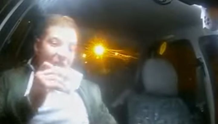 ŞOK görüntü: Polisin saxladığı sürücü vəsiqəni yedi