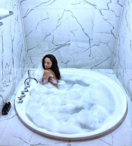 Bakıya gələn məşhur müğənninin hamamda erotik fotosu YAYILDI