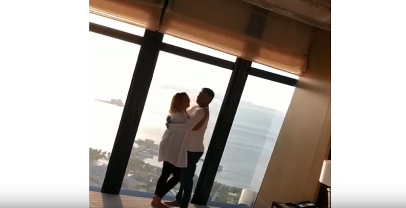 Roza Zərgərlinin gənc oğlanla oteldə videosu yayıldı