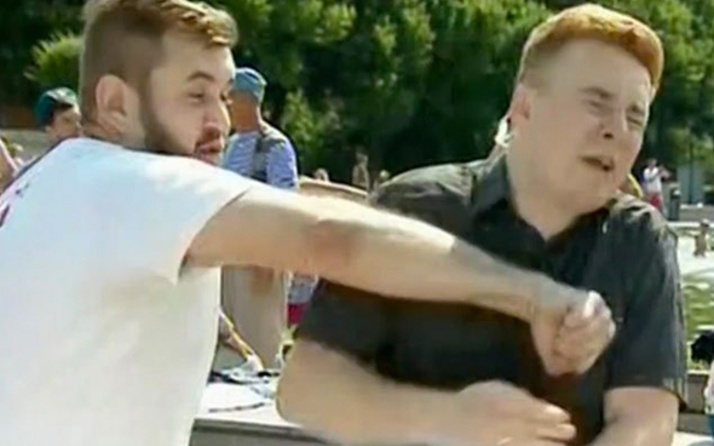 ŞOK görüntü: Jurnalistə canlı yayımda hücum, bir yumruqla yerə sərildi