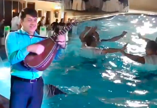 Azərbaycan toyunda görünməmiş hadisə - Sərxoş kişilər hovuzda...