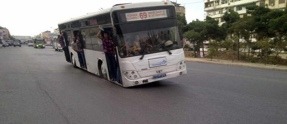 Bakıda dəhşətli anlar:Sərnişin dolu avtobus görün nə edir