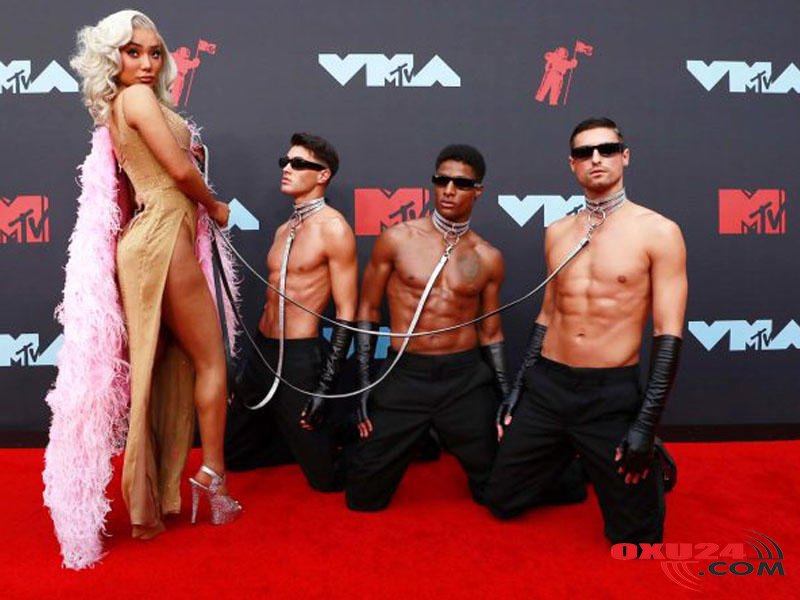 23 yaşlı gözəl mükafatlandırma gecəsinə SEKS KÖLƏLƏRİ İLƏ QATILDI - FOTO