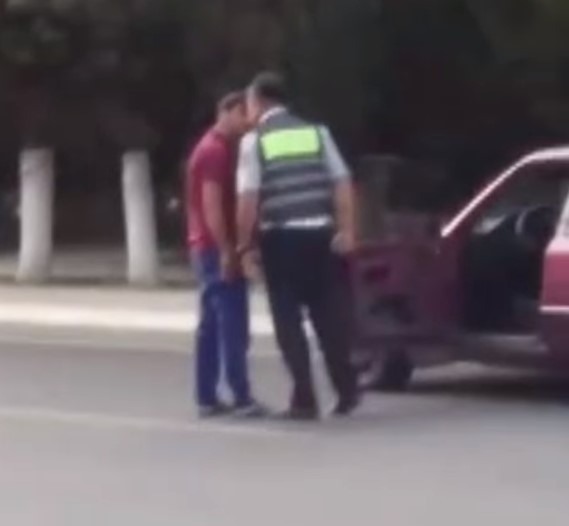 Azərbaycanda sürücünü təhqir edən polis ağır CƏZALANDIRILDI