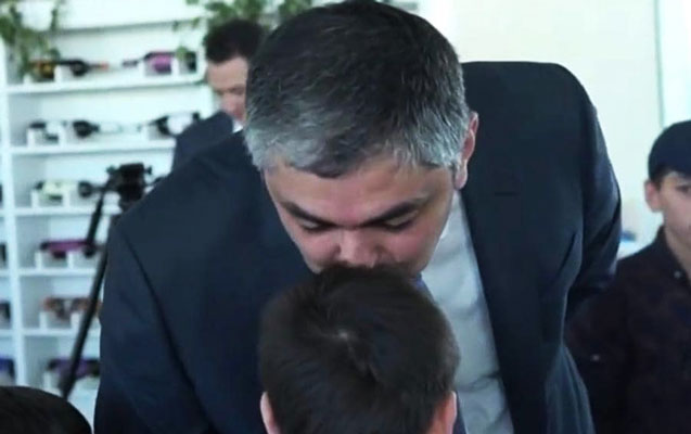 Azərbaycanda nazirdən nümunəvi addım: Şəhid oğluna hədiyyə verib,alnından öpdü