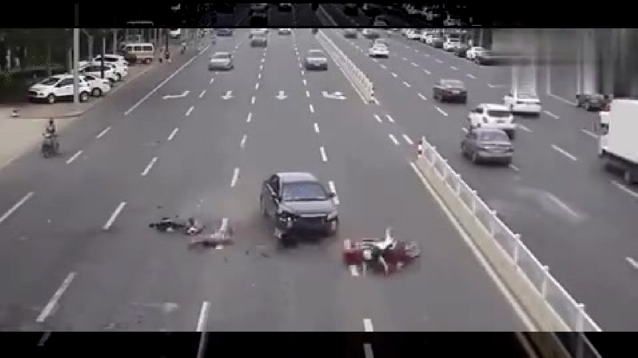 Dəhşətli qəzadan görüntü:Qadın sürücü motosiklet qarışıq kişini əzdi