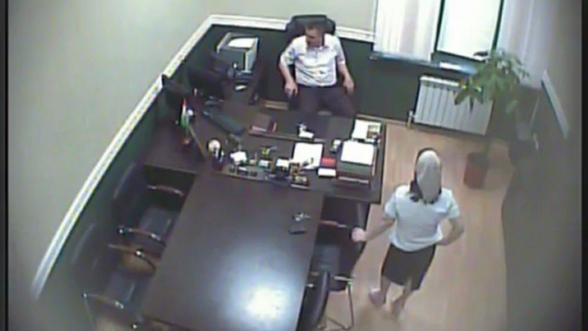 Bacısının döşünə kamera yerləşdirib kişinin evinə göndərdi -  ŞOK hadisə