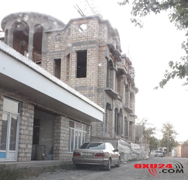 Polis rəisinin tikdirdiyi dəbdəbəli sarayın fotoları yayıldı