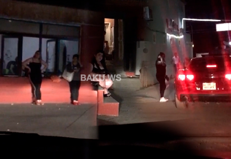 Bakıda gecə biabırçı görüntü yayıldı: Qızlar yolun ortasında oğlanlara intim münasibət təklif edir