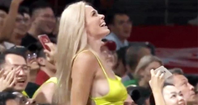 Alt paltarı geyinməyən qızı görən baş məşqçi özünü itirdi - FOTO