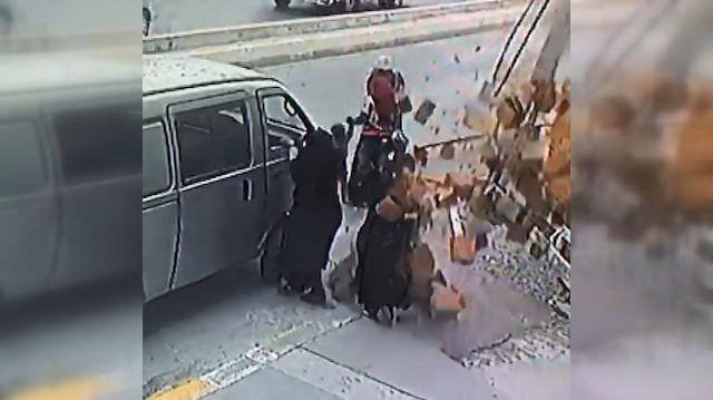 Beton parçaları qadının başına düşdü