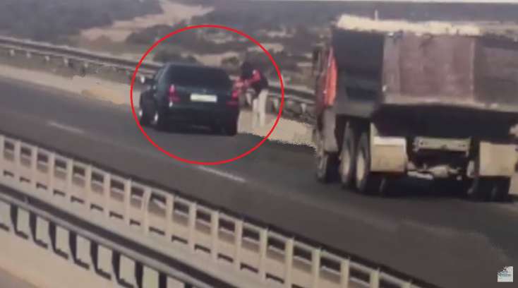 Yolun kənarında dovşan almaq üçün dayandı: \\\"Kamaz\\\" üstündən keçdi