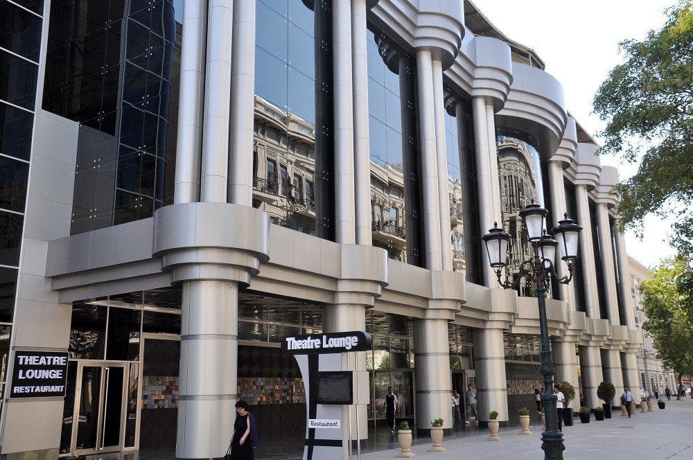 SON DƏQİQƏ! Bakıda məşhur teatrın tavanı çökdü