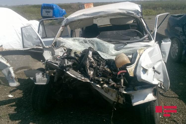 Azərbaycanda dəhşət: Polis kapitanı maşın qarışıq Kamaz-ın altında qaldı