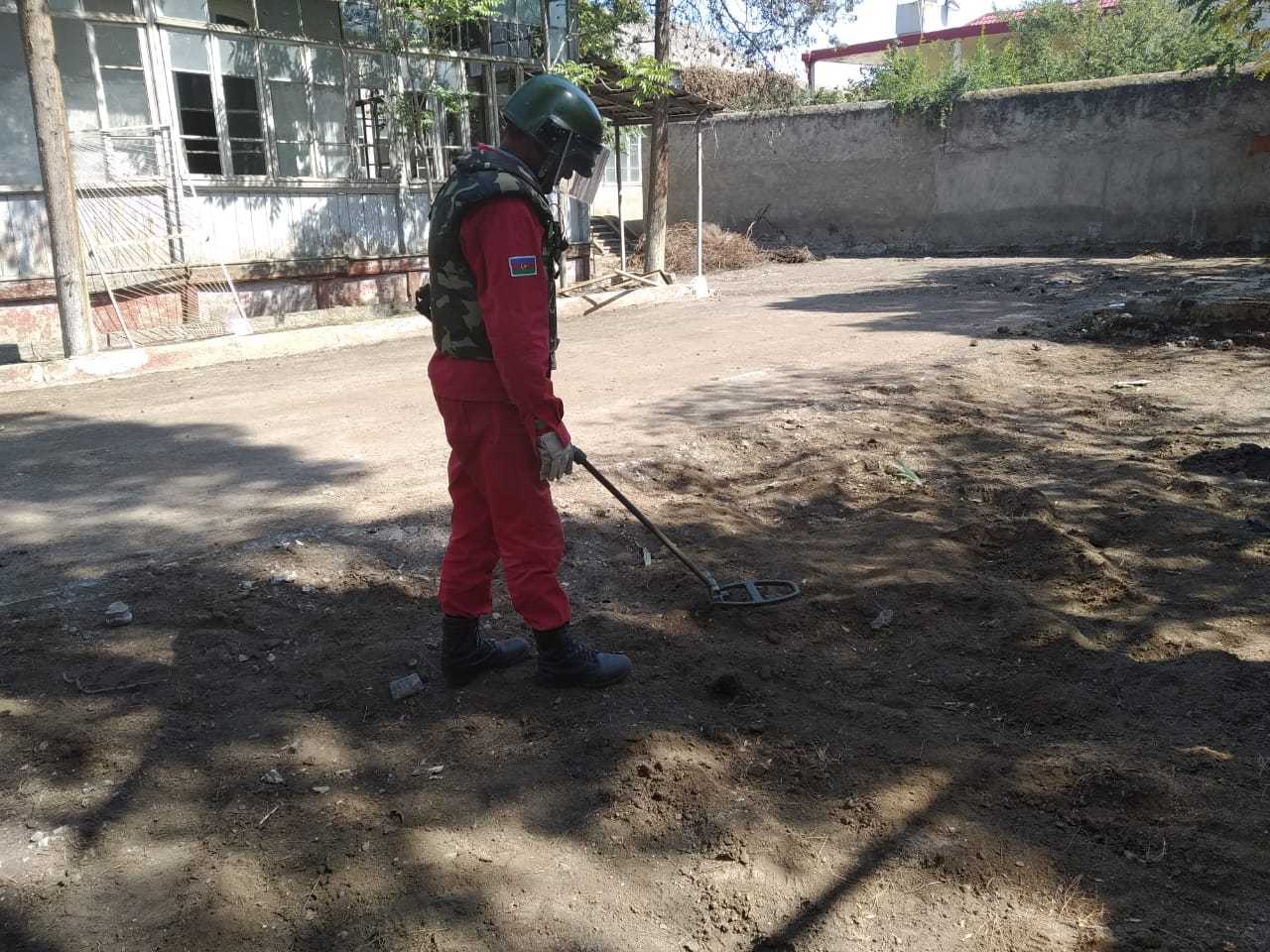 Gəncədə marketin qarşısında raket tapılıb