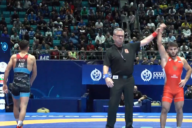 Nüfuzlu idmançımız hakimə qırmızı kart göstərib,xalçanı tərk etdi