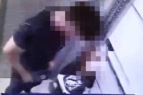 ŞOK görüntü: Modelin əl-qolunu bağlayıb liftdə...