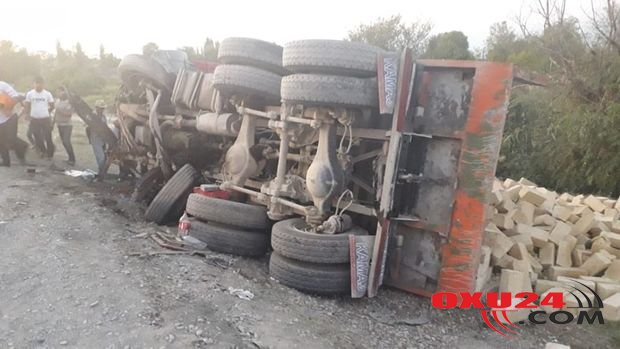 Ucarda yük maşını aşdı - FOTO