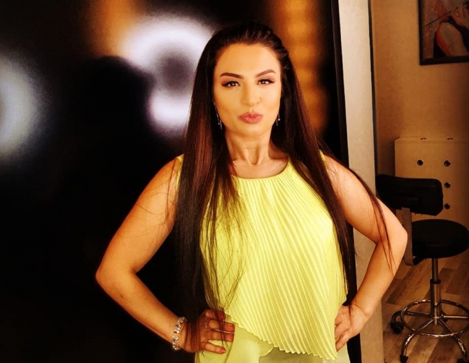 Aynur Dadaşova açıq sinəsini əli ilə gizlətməyə çalışdı — Tənqid olundu